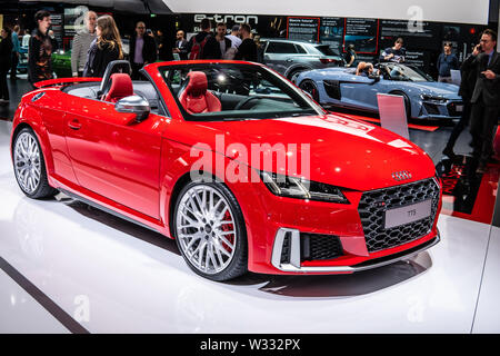 Ginevra, Svizzera, Mar 2019 rosso metallizzato Audi TTS Quattro Cabrio a Ginevra International Motor Show, prodotto dalla tedesca produttore di automobili Audi Foto Stock