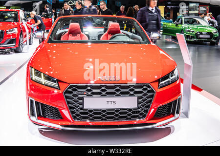 Ginevra, Svizzera, Mar 2019 rosso metallizzato Audi TTS Quattro Cabrio a Ginevra International Motor Show, prodotto dalla tedesca produttore di automobili Audi Foto Stock