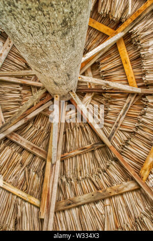 Questa unica foto mostra il tetto di paglia di un ombrellone. Questa foto è stata scattata su un isola delle Maldive Foto Stock