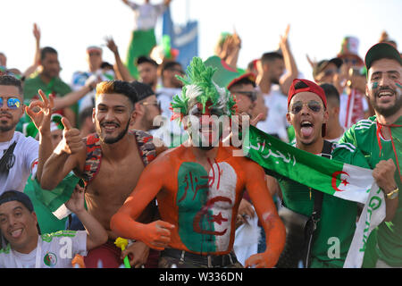 Suez. 11 Luglio, 2019. Gli appassionati di Algeria sono visti prima durante il quarterfinal match tra Costa d Avorio e l'Algeria all'Africa 2019 Coppa delle Nazioni di Suez, Egitto sulla luglio 11, 2019. La partita è finita 1-1 attraverso il tempo extra. Algeria battere la Costa d' Avorio 4-3 in una pena shootout. Credito: Li Yan/Xinhua/Alamy Live News Foto Stock