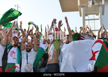 Suez. 11 Luglio, 2019. Gli appassionati di Algeria sono visti prima durante il quarterfinal match tra Costa d Avorio e l'Algeria all'Africa 2019 Coppa delle Nazioni di Suez, Egitto sulla luglio 11, 2019.La partita è finita 1-1 attraverso il tempo extra. Algeria battere la Costa d' Avorio 4-3 in una pena shootout. Credito: Li Yan/Xinhua/Alamy Live News Foto Stock