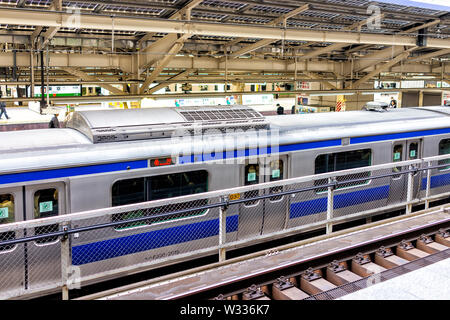 Tokyo, Giappone - 30 Marzo 2019: all'interno del treno di Shinjuku ferrovia JR stazione ferroviaria con un treno locale da Shinagawa dalla piattaforma Foto Stock