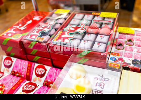 Utsunomiya, Giappone - Aprile 4, 2019: famosa Prefettura di Tochigi mochi e Kitkat chocholate aromatizzato con fragola flabor souvenir in confezioni regalo su sto Foto Stock