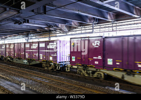 Utsunomiya, Giappone - Aprile 4, 2019: visione industriale di merci treno nella Prefettura di Tochigi station con segno passando dalla piattaforma Foto Stock