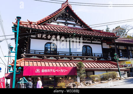 Nikko, Giappone - Aprile 4, 2019: Famosi Kanaya hotel realizzato in legno tradizionale stile Giapponese design su strada con le persone nella Prefettura di Tochigi Foto Stock