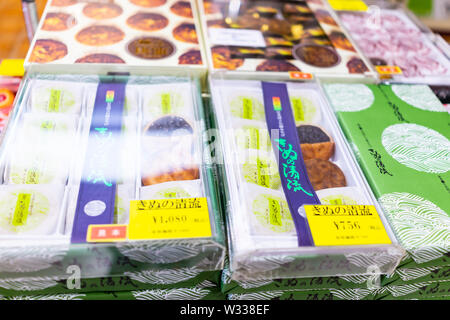 Utsunomiya, Giappone - Aprile 4, 2019: Giapponese tradizionale dessert di pasticceria dorayaki o monaka bun cotto a vapore con fagioli Adzuki incolla il riempimento sul displa retail Foto Stock