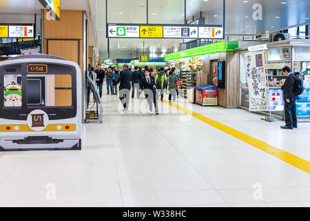 Utsunomiya, Giappone - Aprile 4, 2019: all'interno della stazione JR dalla stazione ferroviaria nella Prefettura di Tochigi con la gente di affari, imprenditore in esecuzione a piedi da re Foto Stock