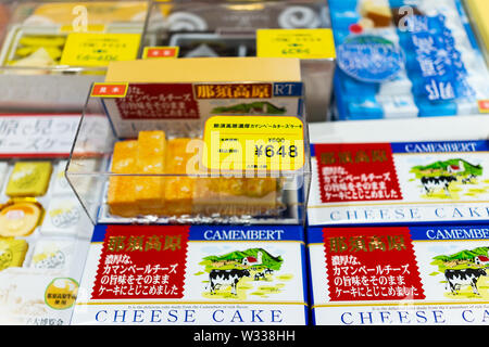 Utsunomiya, Giappone - Aprile 4, 2019: Retail store display con confezioni di formaggio Camembert torte di morso dimensioni nell acquisto di souvenir shop in prefectu Tochigi Foto Stock