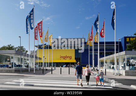 Huddinge, Svezia - 11 Luglio 2019: una famiglia a camminare verso il negozio Ikea entrata a Kungens kurva nei sobborghi di Stoccolma. Foto Stock