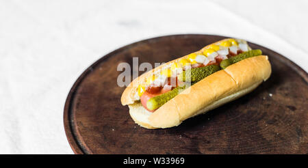 Tradizionale stile di Chicago hot dog contro uno sfondo bianco Foto Stock