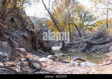 Vista sul fiume Potomac con scogliera di montagna rocce a Great Falls Park in autunno del Maryland alberi con foglie colorate su un caprone trail escursione Foto Stock