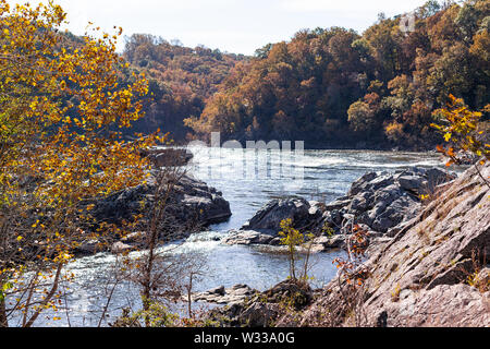 Vista sul fiume Potomac, mountain cliff rocce a Great Falls Park in autunno del Maryland alberi con foglie colorate su un caprone trail escursione Foto Stock