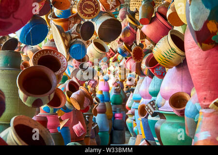 Ceramiche locali craft shop sulla piccola strada di Ubud, Bali. Un sacco di pentole di creta appendere su stringhe come sfondo astratto. Messa a fuoco poco profonda Foto Stock