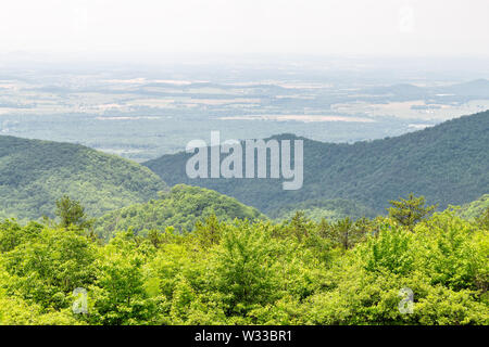 Vista del paesaggio nella valle di Shenandoah National Park da Blue Ridge appalachian montagne sulla skyline drive si affacciano con campi di fattoria Foto Stock