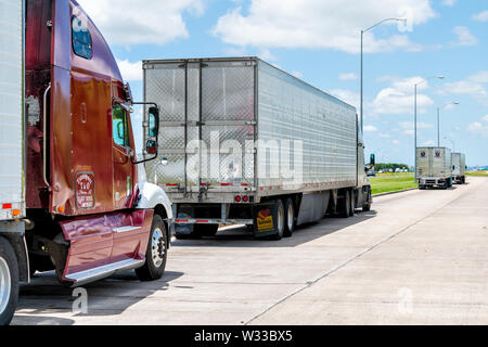 Ranger, Stati Uniti d'America - 7 Giugno 2019: arresto carrello sull'autostrada in Ranger, Texas con molti veicoli parcheggiati Foto Stock