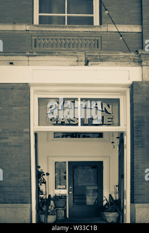 Entrata del centro storico Pythian Castello, una volta a casa incontri per una società segreta, ora ristrutturato in lofts/appartamenti in Bisbee, AZ, Stati Uniti d'America Foto Stock