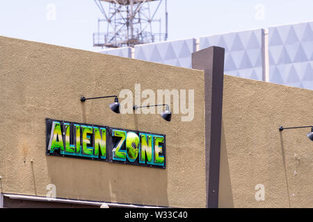 Roswell, Stati Uniti d'America - 8 Giugno 2019: Main Street nella cittadina del New Mexico city alien avvistamenti e store shop segno per la zona di alieni Foto Stock