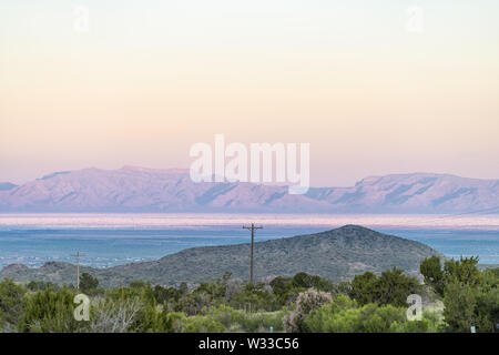 Nuovo Messico La Luz sunrise vista città delle montagne Organ e sabbie bianche dune monumento nazionale all'alba Foto Stock