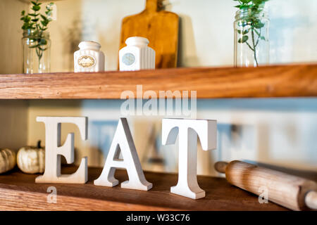 Primo piano di legno decorate in cucina rustica ripiano con mangiare segno e piante con bordo di taglio Foto Stock