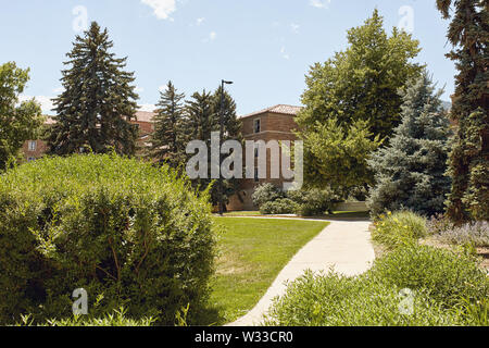 Boulder, Colorado - 11th luglio 2019: Bella architettura e terreni nel campus della University of Colorado Boulder. Foto Stock