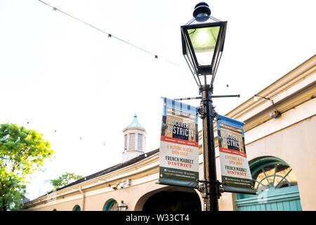 New Orleans, Stati Uniti d'America - 22 Aprile 2018: mercato francese district strada segno sulla lampada post promozione blocchi storico nel quartiere francese in Louisiana famosa cit Foto Stock