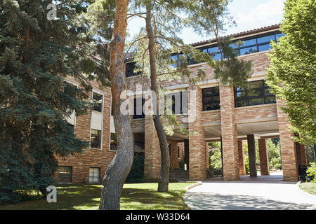 Boulder, Colorado - 11th luglio 2019: Bella architettura e terreni nel campus della University of Colorado Boulder. Foto Stock