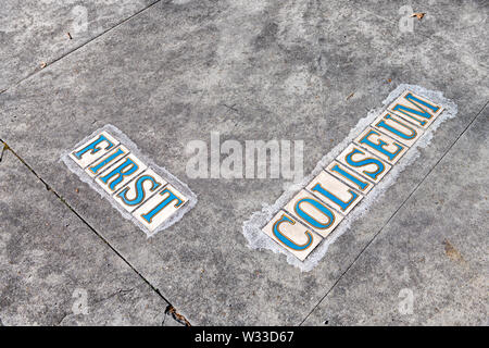 Segno per primo e il Colosseo strada sul marciapiede marciapiede o strada in Garden District di New Orleans, Louisiana Foto Stock