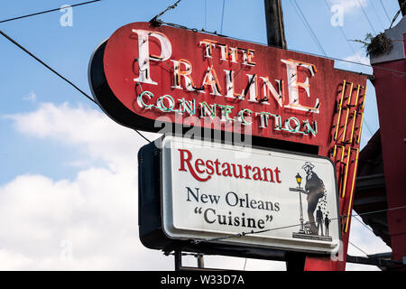 New Orleans, Stati Uniti d'America - 23 Aprile 2018: Closeup di segno per la pralina collegamento ristorante o bar nel Quartiere Francese francesi street durante il giorno Foto Stock