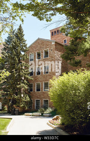 Boulder, Colorado - 11th luglio 2019: Bella architettura e terreni nel campus della University of Colorado Boulder. Foto Stock