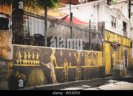 L'ingresso al famoso vecchio Bisbee Brewing Company con un vivace Old West Saloon murale sulla parete esterna nella vecchia città mineraria di Bisbee, AZ, Stati Uniti d'America Foto Stock