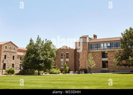 Boulder, Colorado - 11th luglio 2019: Bella architettura e terreni nel campus della University of Colorado Boulder. Foto Stock