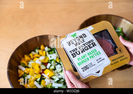 Aspen, Stati Uniti d'America - 29 Giugno 2019: al di là di carne a base di vegetali pacchetto di proteina con la donna azienda brand dai contenitori per insalate Foto Stock