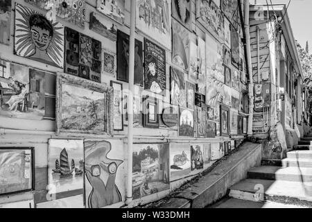 La Broadway Stairs Art Gallery mostra i negozi di Funky Thrift che si trovano all'esterno su una parete di vicolo delle scale nel quartiere di Brewery Gulch di Bisbee, Arizona, USA, B&W. Foto Stock