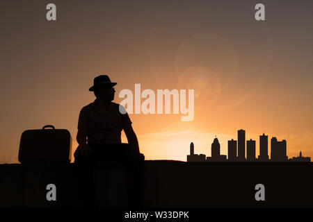 Traveler di fronte a Detroit skyline della città Foto Stock