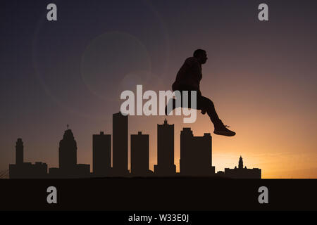 Traveler di fronte a Detroit skyline della città Foto Stock