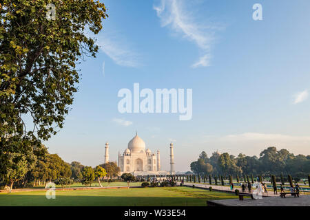 Il Taj Mahal nelle prime ore del mattino come visto da un angolo a lato. Agra, Uttar Pradesh, India. Foto Stock