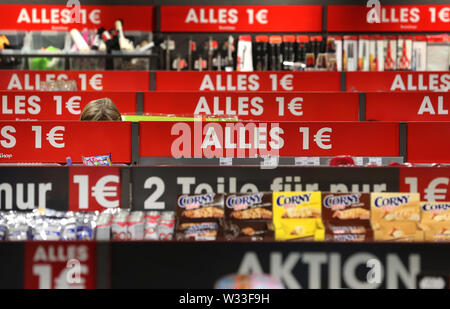 11 luglio 2019, il Land della Baviera, Würzburg: una donna è in piedi nel flagship store di Schum Euroshop GmbH & Co. KG. Il Euroshops erano fondate su 19 Luglio 2004. (A dpa 'Wc spazzole e supercolla - Il trionfo del Euroshops') Foto: Karl-Josef Hildenbrand/dpa Foto Stock