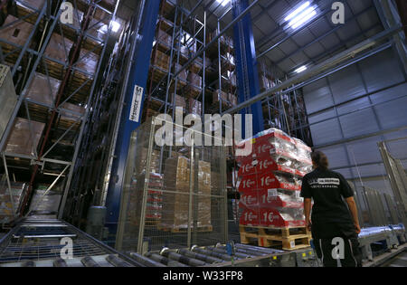 11 luglio 2019, il Land della Baviera, Würzburg: pallet con le merci sono immagazzinate nel deposito centrale di Schum Euroshop GmbH & Co. KG in un rack di alta. Il Euroshops erano fondate su 19 Luglio 2004. (A dpa 'Wc spazzole e supercolla - Il trionfo del Euroshops') Foto: Karl-Josef Hildenbrand/dpa Foto Stock