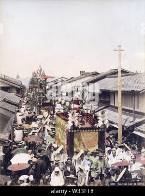 [ 1890 Giappone - Gion Matsuri, Kyoto ] - un festival galleggiante viene tirato giù per una strada durante il Protocollo di Kyoto del famoso Gion Matsuri, che avviene durante il mese di luglio. Xix secolo albume vintage fotografia. Foto Stock