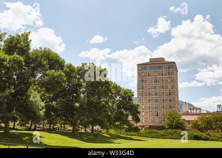 Boulder, Colorado - 11th luglio 2019: Bella architettura e terreni nel campus della University of Colorado Boulder. Foto Stock