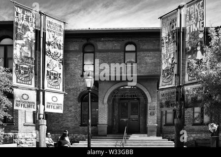 Vintage foto banner promuovere Bisbee minerario e Museo storico in piccola città America, la vecchia città mineraria di Bisbee, AZ, Stati Uniti d'America, Foto Stock