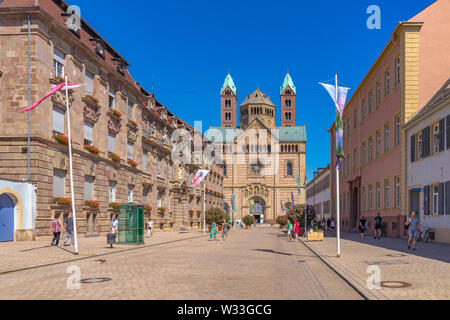 Città di Speyer, Germania, luglio 04, 2019: romantiche strade e case a Speyer in estate Foto Stock