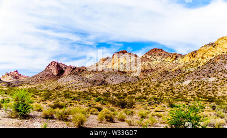 Montagne scoscese lungo l'autostrada SR 165 in El Dorado Canyon sul confine del Nevada e Arizona. Anche la parte del Lago Mead Area ricreativa, STATI UNITI D'AMERICA Foto Stock