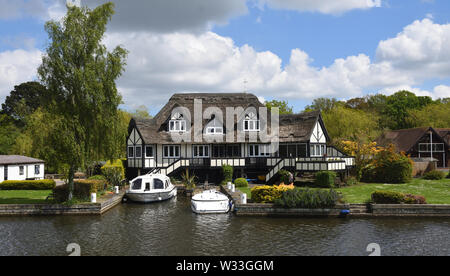 Proprietà di lusso sulle rive del fiume Bure a Horning Norfolk in Inghilterra. Foto Stock