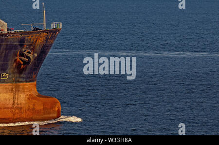 Lo stretto di Singapore, Singapore - 7 maggio 2009: la prua a bulbo del prodotti vuoti tanker nuova ambizione (IMO 8312538) taglio del mare calmo di singapo Foto Stock