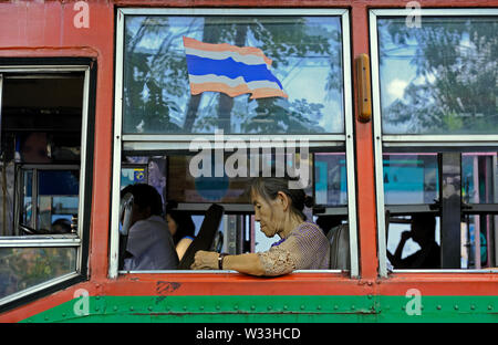 Bangkok, Tailandia - 23 dicembre 2010: un anziano donna in abus su thanon Rama 1 d100215 (0111) - Bangkok - 2010-12-23 do --- thanon Rama 1 - frau ho Foto Stock