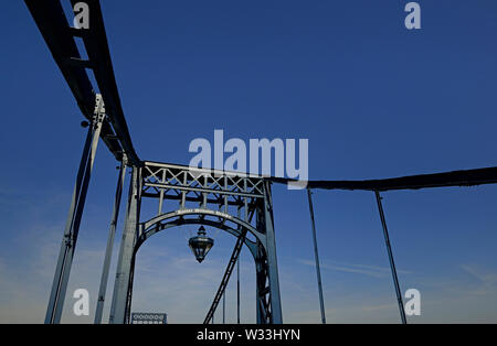 Wilhelmshaven, niedersachsen/Germania - 05 settembre 2013: lo storico imperatore Guglielmo ponte di 1907 attraversando un wilhelmshaven bacino portuale Foto Stock