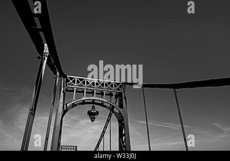 Wilhelmshaven, niedersachsen/Germania - 05 settembre 2013: lo storico imperatore Guglielmo ponte di 1907 attraversando un wilhelmshaven bacino portuale Foto Stock