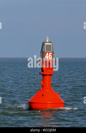 Jade bay, niedersachsen/Germania - 05 settembre 2019: il portside wilhelmshaven immissione porta faro fairway numero 46 Foto Stock