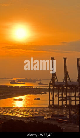 Singapore, Singapore - febbraio 09, 2017: vista sul singapore ancoraggio orientale e gli abbandonati Tanjong Pagar contenitore terminale durante il sunrise Foto Stock